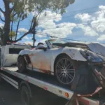 motorista-de-porsche-foge-apos-destruir-muro-de-cmei-e-abandonar-passageira-ferida-em-goiania
