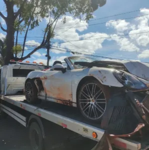 motorista-de-porsche-foge-apos-destruir-muro-de-cmei-e-abandonar-passageira-ferida-em-goiania