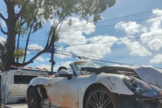 motorista-de-porsche-foge-apos-destruir-muro-de-cmei-e-abandonar-passageira-ferida-em-goiania