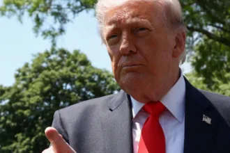 trump-diz-que-aumentara-tarifas-sobre-automoveis-da-ue-para-25%-–-folha-de-s.paulo