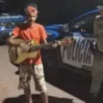para-provar-a-pm-que-e-cantor,-homem-toca-violao-durante-abordagem-em-porangatu