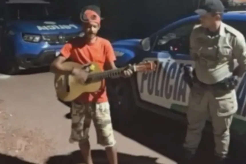 para-provar-a-pm-que-e-cantor,-homem-toca-violao-durante-abordagem-em-porangatu