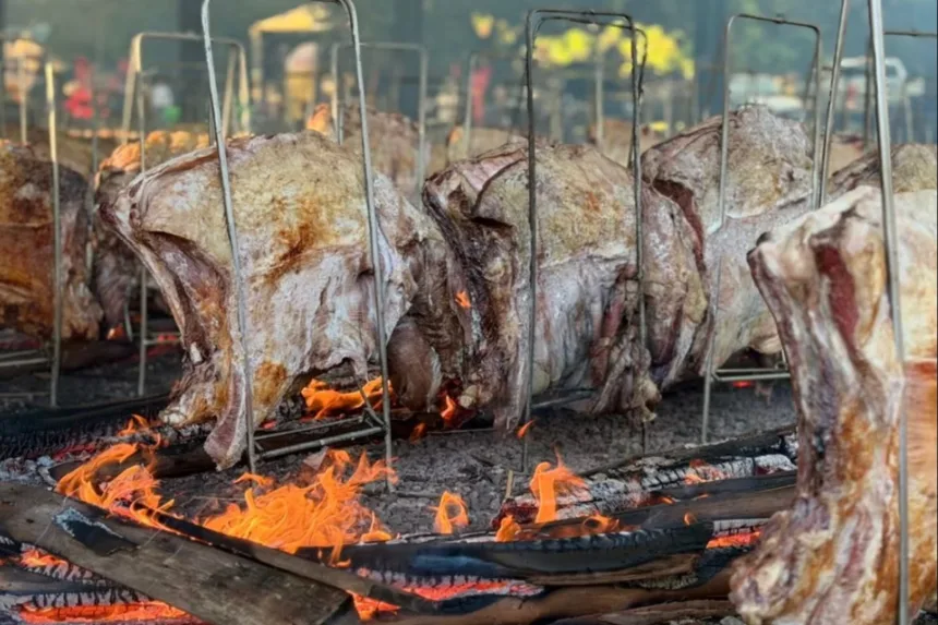 maior-do-mundo,-churrasco-de-dia-do-trabalho-tem-600-costelas-na-brasa.-veja-video