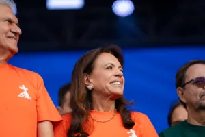 “saio-daqui-com-o-coracao-cheio-de-fe,-coragem-e-determinacao”,-diz-gracinha-caiado-na-marcha-para-jesus-2026