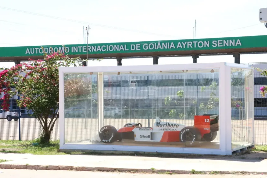 autodromo-de-goiania-exibe-replica-da-mclaren-de-ayrton-senna