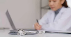 medica-japonesa-na-suecia-analisa-mudancas-na-lingua-apos-duas-decadas-no-exterior