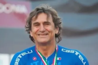 alex-zanardi,-bicampeao-da-indy,-ex-piloto-de-formula-1-e-campeao-paralimpico,-morre-aos-59-anos