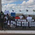 cruz-com-nomes-de-caes-vitimas-de-maus-tratos-em-goiania-marca-ato-por-cpi-do-caso-orelha