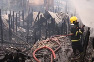 explosao-de-botijao-de-gas-causa-incendio-e-atinge-30-casas-em-manaus.-video