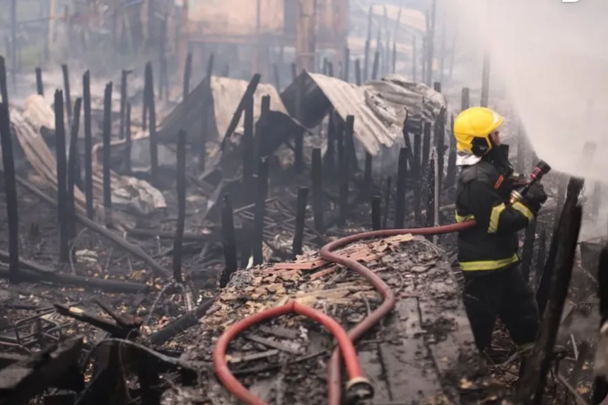 explosao-de-botijao-de-gas-causa-incendio-e-atinge-30-casas-em-manaus.-video