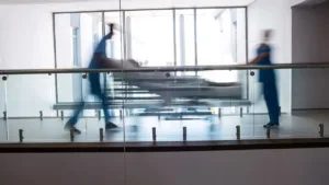 trt-go-manda-hospital-pagar-adicional-a-tecnica-de-enfermagem-por-acumular-funcao-de-maqueira