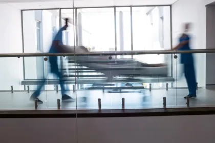 trt-go-manda-hospital-pagar-adicional-a-tecnica-de-enfermagem-por-acumular-funcao-de-maqueira