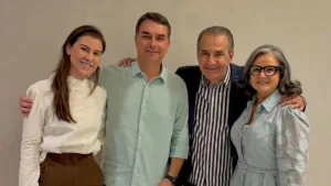 flavio-bolsonaro-sela-reaproximacao-com-silas-malafaia-e-apoio-na-eleicao-em-culto-no-rio