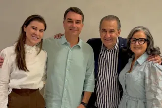 flavio-bolsonaro-sela-reaproximacao-com-silas-malafaia-e-apoio-na-eleicao-em-culto-no-rio