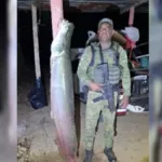 pescadores-sao-flagrados-com-piracuru-de-quase-2-metros-e-mais-de-100-kg-em-goias;-video