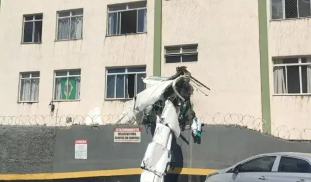 aviao-cai,-se-choca-em-predio-e-deixa-pelo-menos-dois-mortos-em-bh;-video