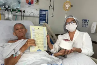 doente-com-cancer-se-casa-em-cama-de-hospital-em-manaus:-“me-deu-forca”