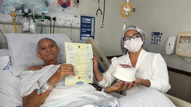 doente-com-cancer-se-casa-em-cama-de-hospital-em-manaus:-“me-deu-forca”
