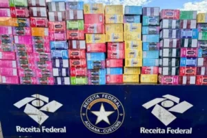 receita-apreende-cigarros-eletronicos-em-fundo-falso-de-caminhao-no-pr