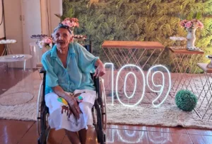 idosa-de-109-anos-comemora-aniversario-com-netos,-bisnetos-e-tataranetos-em-barro-alto