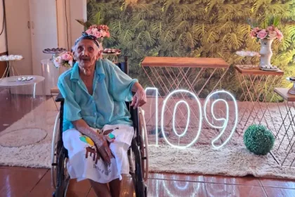 idosa-de-109-anos-comemora-aniversario-com-netos,-bisnetos-e-tataranetos-em-barro-alto