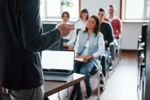 facconnect:-evento-reune-palestras-e-networking-para-estudantes-e-recem-formados-em-goiania