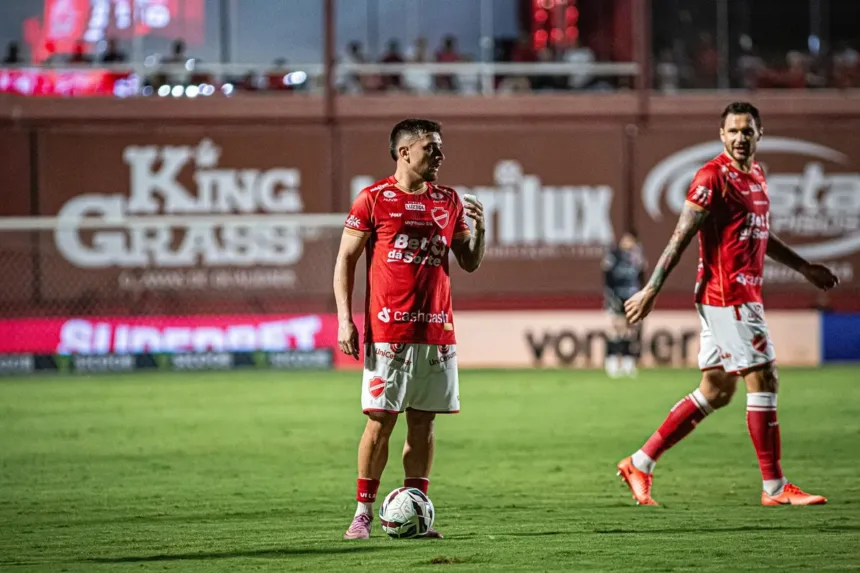“nao-tem-terra-arrasada”,-diz-joao-vieira-apos-empate-do-vila-nova-contra-athletic-mg