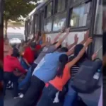 populares-erguem-onibus-para-salvar-motociclista-apos-acidente-em-aparecida;-veja-video