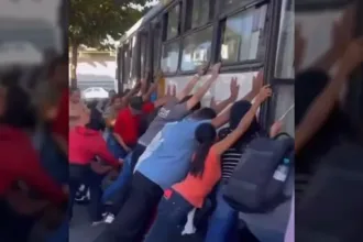populares-erguem-onibus-para-salvar-motociclista-apos-acidente-em-aparecida;-veja-video