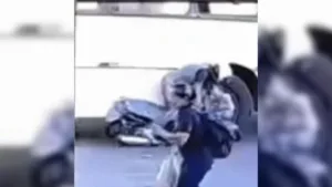 video-mostra-acidente-que-mobilizou-populares-para-salvar-motociclista-em-aparecida