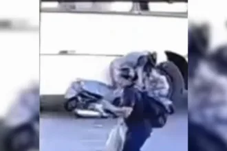 video-mostra-acidente-que-mobilizou-populares-para-salvar-motociclista-em-aparecida