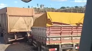 colisao-entre-caminhoes-deixa-motorista-em-estado-gravissimo-em-aparecida-de-goiania