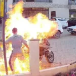 mulher-morre-queimada-pelo-proprio-filho-ao-atear-fogo-em-moto;-video
