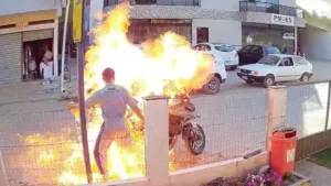 mulher-morre-queimada-pelo-proprio-filho-ao-atear-fogo-em-moto;-video