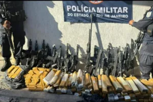 rj:-policia-acha-bunker-do-tcp-com-16-fuzis;-24-escolas-sao-fechadas.-veja-video