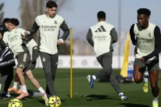 valverde-e-tchouameni-trocam-socos-no-vestiario-do-real-madrid-e-uruguaio-e-levado-ao-hospital