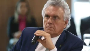 ‘sobrenome-nao-e-curriculo’,-diz-caiado-em-nova-alfinetada-contra-flavio-bolsonaro