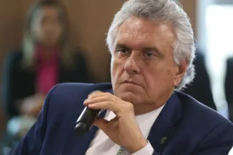 ‘sobrenome-nao-e-curriculo’,-diz-caiado-em-nova-alfinetada-contra-flavio-bolsonaro