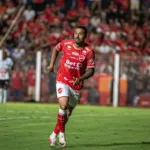 stjd-reduz-pena-de-dellatorre,-mas-atacante-do-vila-nova-ficara-fora-do-classico-contra-o-goias