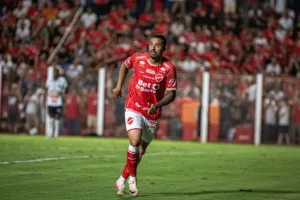 stjd-reduz-pena-de-dellatorre,-mas-atacante-do-vila-nova-ficara-fora-do-classico-contra-o-goias