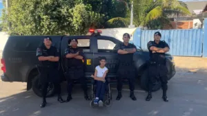 adolescente-com-paralisia-cerebral-realiza-sonho-de-conhecer-policiais-da-cpe-em-israelandia