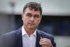 flavio-bolsonaro-se-manifesta-apos-operacao-da-pf-contra-ciro-nogueira