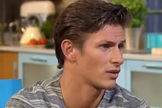 ator-e-modelo-jake-hall-morre-na-espanha-apos-acidente-domestico-aos-35-anos