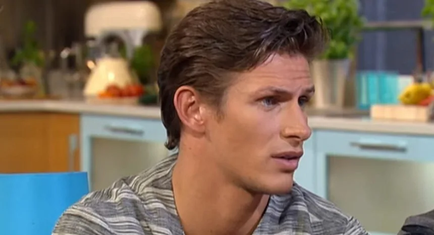 ator-e-modelo-jake-hall-morre-na-espanha-apos-acidente-domestico-aos-35-anos