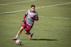 “nao-acredito-que-vir-de-quatro-derrotas-ou-estar-invicto-influencie-em-algo”,-projeta-joao-vieira-sobre-classico-contra-o-goias