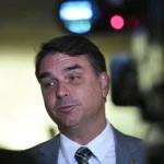 e-#fake-video-de-flavio-bolsonaro-dizendo-que-vai-criar-‘auxilio-sacolao-de-osso’;-audio-foi-manipulado-com-ia