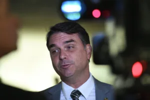 e-#fake-video-de-flavio-bolsonaro-dizendo-que-vai-criar-‘auxilio-sacolao-de-osso’;-audio-foi-manipulado-com-ia