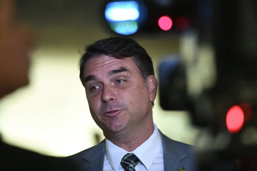 e-#fake-video-de-flavio-bolsonaro-dizendo-que-vai-criar-‘auxilio-sacolao-de-osso’;-audio-foi-manipulado-com-ia