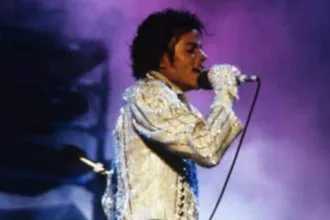 luva-de-michael-jackson-com-cristais-swarovski-vai-a-leilao-por-r$-100-mil