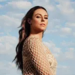 paolla-oliveira-aparece-sensual-de-topless-na-praia;-veja-fotos